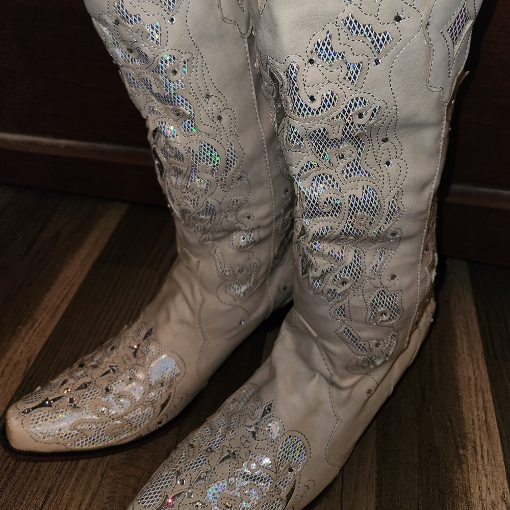 NWOT Cream and Silver Embellished Cowboy Boots size 38/7 Never Worn - Picture 3 of 9